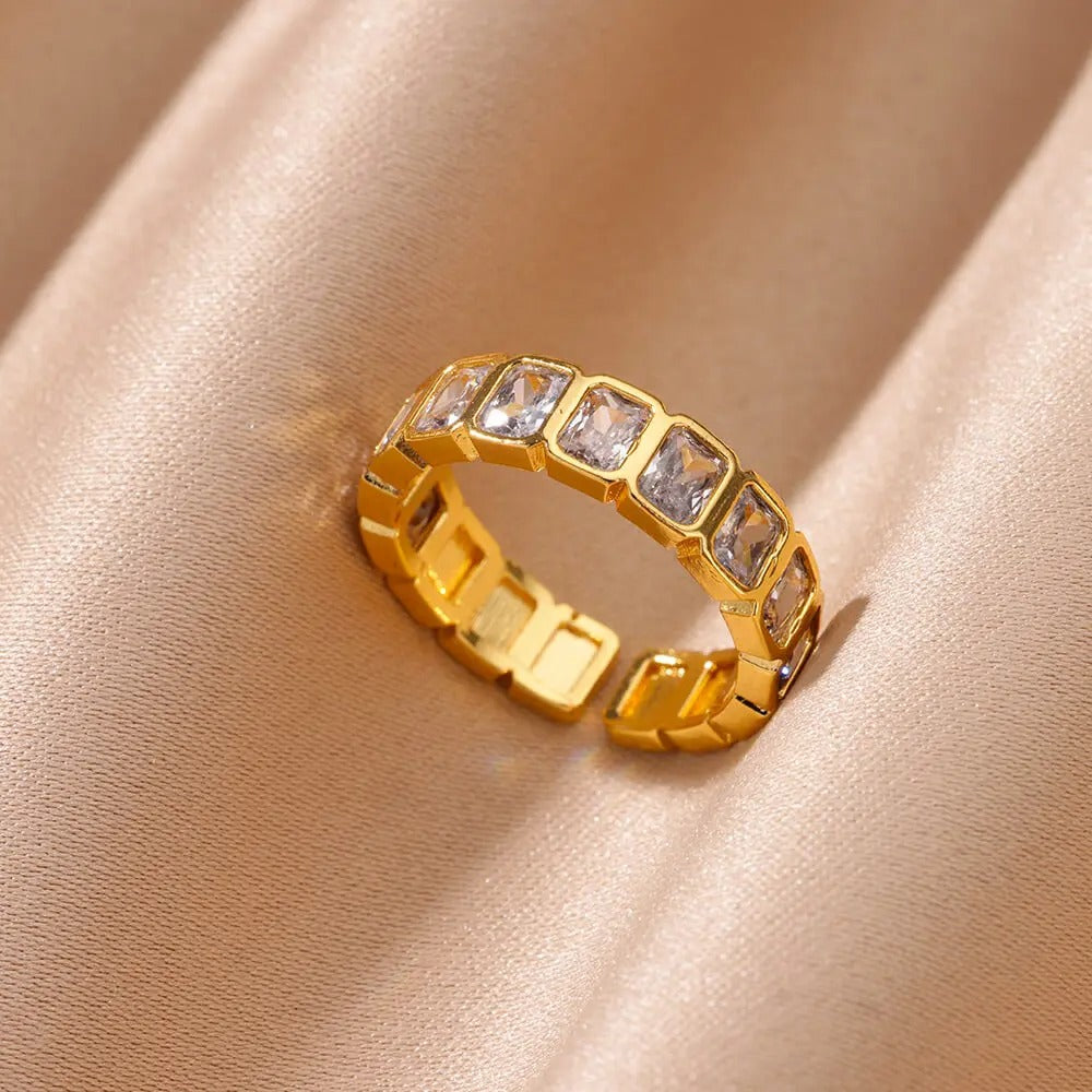 Luna’s Golden Gemstone Ring