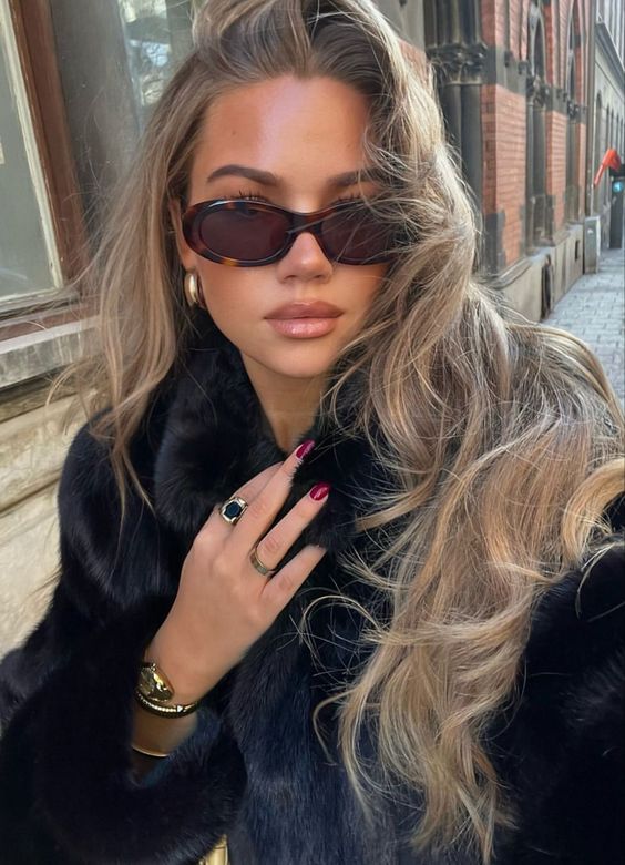 Luna’s Vintage Allure Oval Sunglasses